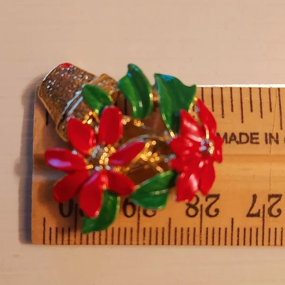 Avon Poinsettia Pot Small Christmas Brooch - Picture 3 of 6